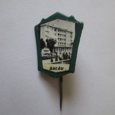 Rara! Insigna plastic fotografie orasul Bacău anii 60