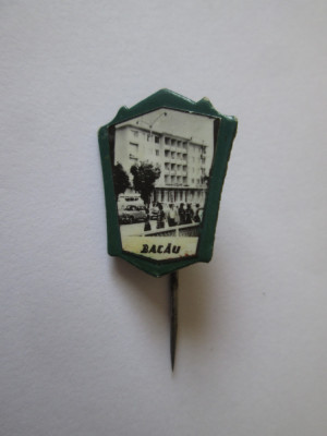 Rara! Insigna plastic fotografie orasul Bacău anii 60 foto