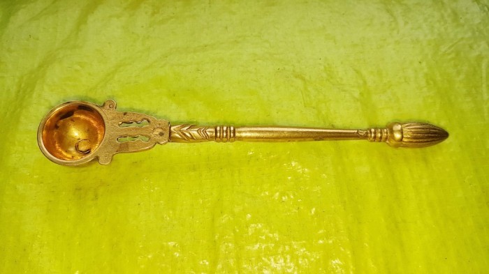 G580-Stingator bronz masiv aurit vechi interbelic inainte de razboi model frumos si stare foarte buna. Lungime 15 cm.