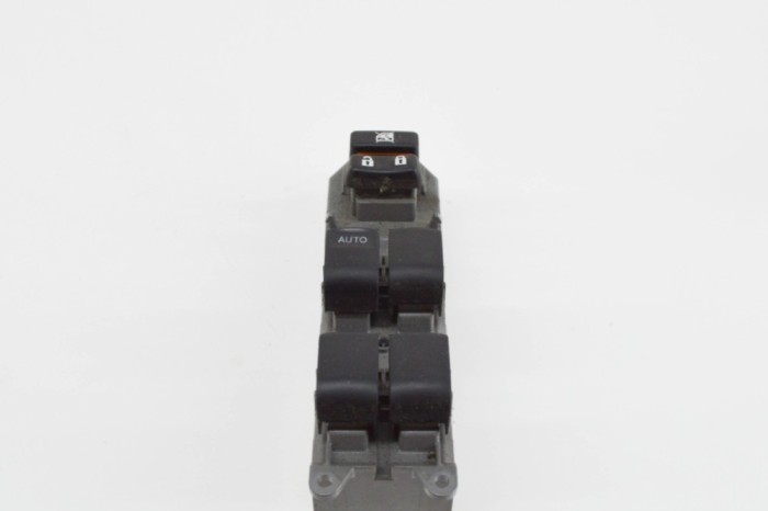 Buton geam ușă st&acirc;nga față TOYOTA YARIS _P13_ 2012 OEM: 84820-0D220 18336482
