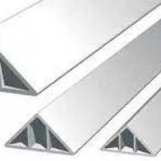Șipca triunghiulara din plastic pentru muchi stâlpi 22x33 mm