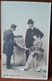 Fotografie tip carte postala, femeie cu doi barbati, perioada interbelica