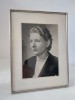 Fotografie portret de femeie, alb-negru de epocă, &icirc;n studio, 24 &times; 18 cm, mid-century, Portrete