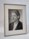 Fotografie portret de femeie, alb-negru de epocă, &icirc;n studio, 24 &times; 18 cm, mid-century