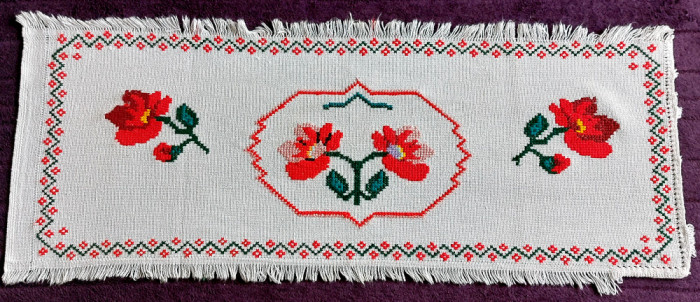 Napron popular cusut cu motiv floral, cusatura vintage traditionala 56 x 22 cm