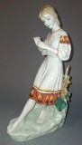 STATUETA DIN PORTELAN&nbsp; - FATA IN PORT POPULAR UCRAINEAN CU FLOARE &Icirc;N M&Acirc;NĂ