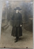 Fotografie tip Carte postala, Femeie cu palarie, perioada interbelica