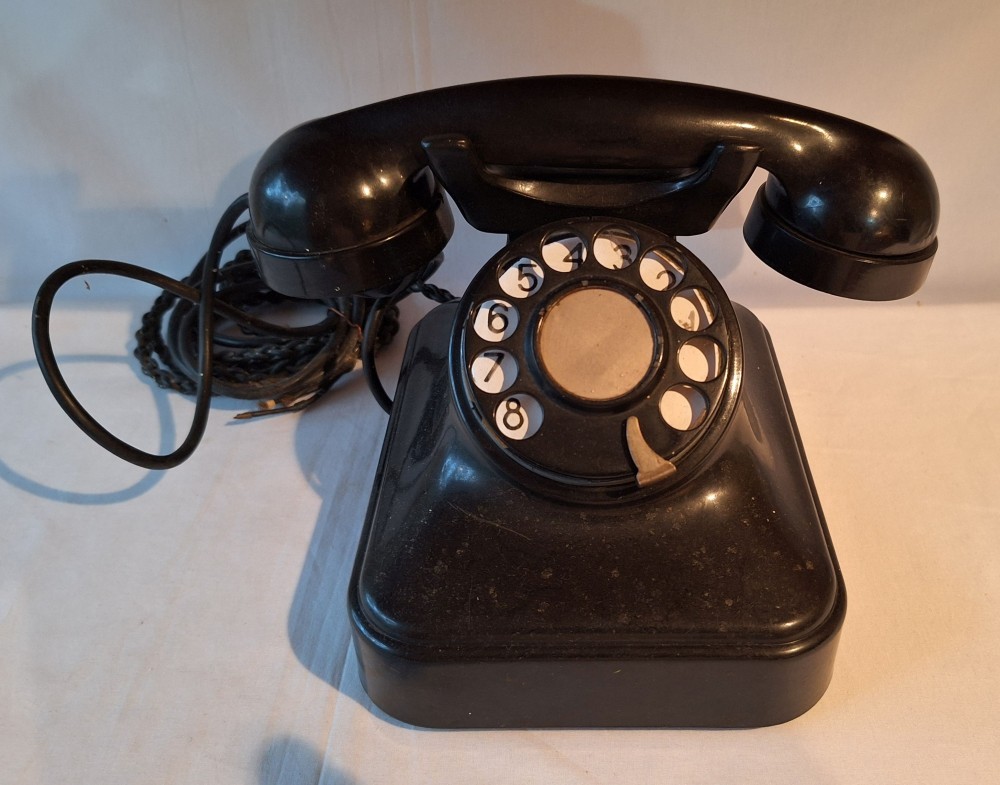 Telefon fix cu disc - aparat vechi din ebonita, fabricat in Romania la ...