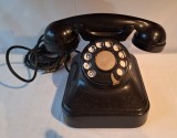 Telefon fix cu disc - aparat vechi din ebonita, fabricat in Romania la uzina Grigore Preoteasa din Bucuresti, in anul 1961, piesa de colectie - decor