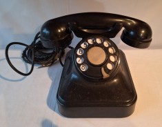 Telefon fix cu disc - aparat vechi din ebonita, fabricat in Romania la uzina Grigore Preoteasa din Bucuresti, in anul 1961, piesa de colectie - decor