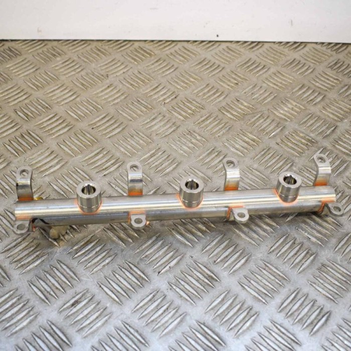 Rampa de combustibil dreapta AUDI Q5 8R 2018 OEM: 06M133315L 3635978