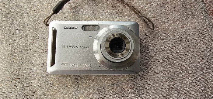 APARAT FOTO DIGITAL CASIO EXILIM EX-Z9 , DEFECTA OBIECTIV .