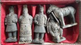 Cumpara ieftin Lot 4 soldati teracota + 1 cal / China / cutie originala / stante autenticitate