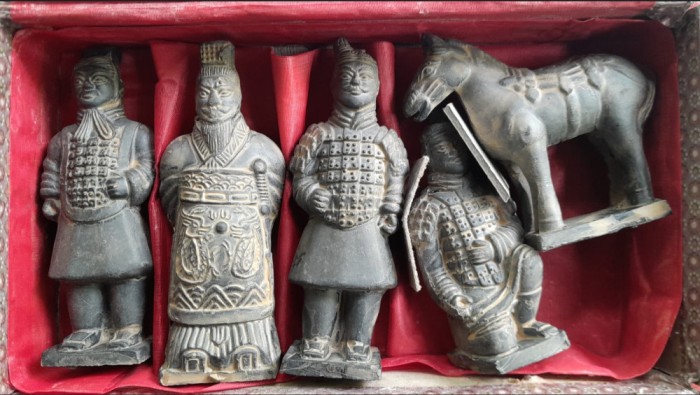 Lot 4 soldati teracota + 1 cal / China / cutie originala / stante autenticitate