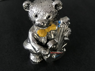 Splendid ursuleț in miniatura din alama argintata vechi,marcat Argento-Italy. foto