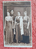 Fotografie tip carte postala, ofiter si trei femei la un eveniment festiv, perioada interbelica