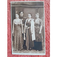 Fotografie tip carte postala, ofiter si trei femei la un eveniment festiv, perioada interbelica