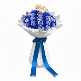 Buchet albastru cu trandafiri parfumati si ursulet, personalizabil cromatic