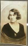 1930 Foto domnisoara, atelierul E. Popp din Ploiesti, dată domnișoarelor Nicolau din Urlați / moda, stil de viata, istorie