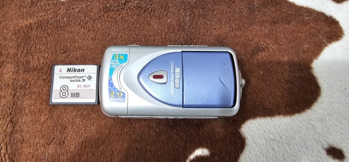 Aparat foto digital Nikon Coolpix E2500 2.0 Mega Pixel Zoom optic 3x + CARD 8 MB ,FUNCTIONEAZA . DE COLECTIE !