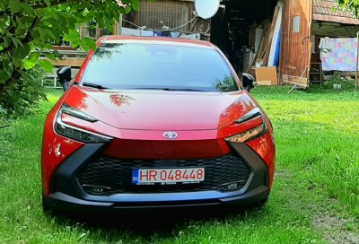 Toyota C-HR hibrid 1,8 foto
