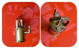 H448-Lampa mica carbit miner veche miniatura decor colectie alama aurita stare buna in patina timpului. Exista 2 bucati identice. PRET PE BUCATA.