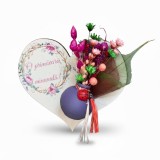 Martisor O primavara frumoasa inima personalizabila, cu mini vaza mov, flori naturale uscate, multicolor, prindere tip magnet