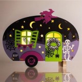 Decoratiune din Lemn de Halloween cu Rulota, Schelet, Vrajitoare si Paianjeni, 2 LED-uri, 21x3.5x16cm, CMCLASS