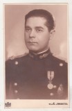 Bnk foto Ofiter - anii `30 - Med Ferdinand cu spade si insigna Absolvent scoala, Romania 1900 - 1950, Sepia, Militar