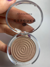 FARD CU EFECT ILUMINATOR BEIGE NUDE ESSENCE EYESHADOW 31 SHOOTING STAR foto