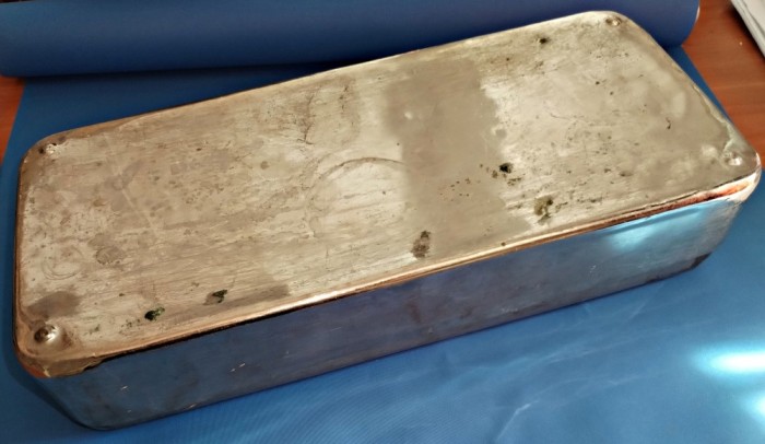 Casoleta inox vintage sterilizare depozitare transport instrumentar medical greutate 2 kg 43cm/19cm/8 cm capac prevazut cu manere stare conform foto