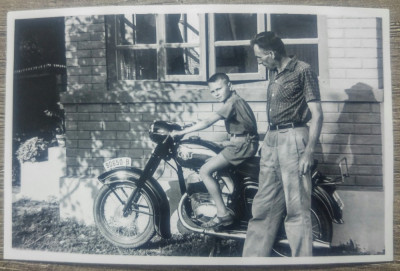 Copil pe motocicleta, numere Bucuresti// fotografie 1962 foto