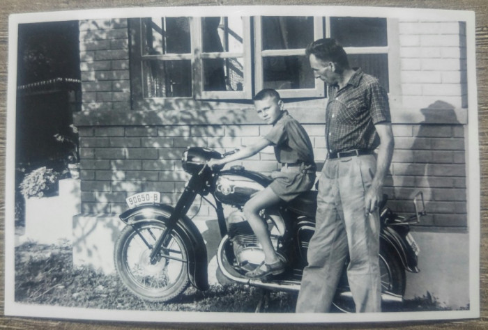 Copil pe motocicleta, numere Bucuresti// fotografie 1962