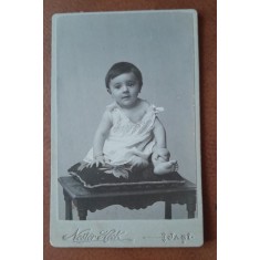 Fotografie tip CDV, copil mic pe bancheta, inceput de secol XX