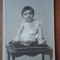 Fotografie tip CDV, copil mic pe bancheta, inceput de secol XX