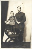 P2655N Căpitan rom&acirc;n și copil st&acirc;nd pe jilț, studio Emil Fischer, Sibiu, 1931