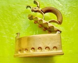 F989-Calcator mic vintage cu cap de melc bronz masiv aurit stare buna.