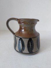 Canceu, cana/ vas ceramic cu cioc si toarta, vechi / vintage, 10cm inaltime, semnat