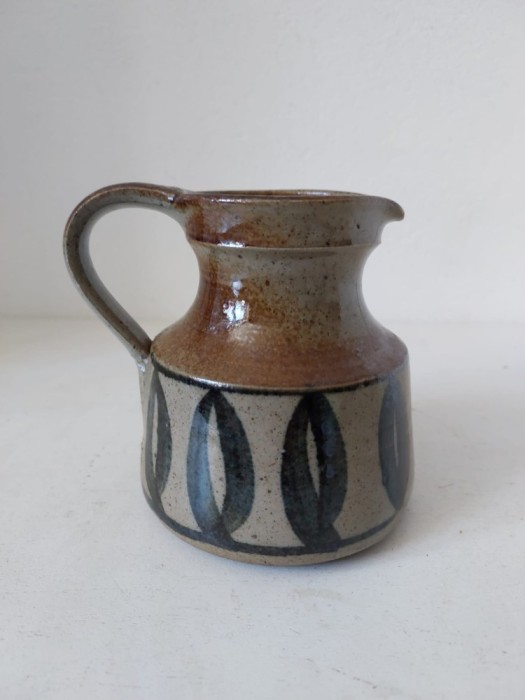 Canceu, cana/ vas ceramic cu cioc si toarta, vechi / vintage, 10cm inaltime, semnat