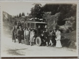 Excursionisti romani cu automobil de epoca// fotografie interbelica, Romania 1900 - 1950, Portrete