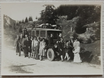 Excursionisti romani cu automobil de epoca// fotografie interbelica foto