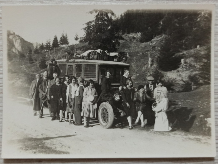 Excursionisti romani cu automobil de epoca// fotografie interbelica