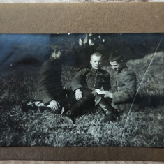 Elevi militari citind o scrisoare, perioada interbelica// fotografie