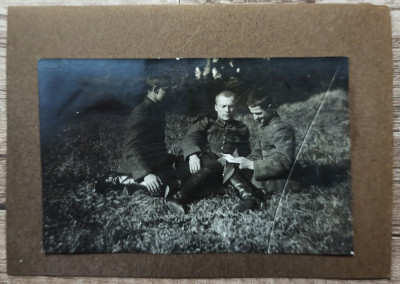 Elevi militari citind o scrisoare, perioada interbelica// fotografie foto