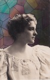 Portret de femeie pe fundal de vitraliu (circulata 1906)