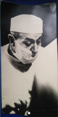 Medicina: profesor doctor Gheorghe Chipail in timpul unei operații pe cord foto