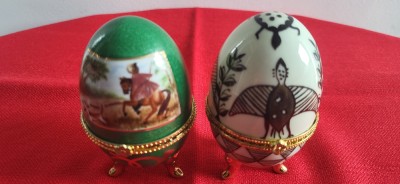 Doua Oua portelan cu picioruse si capac , originale cutii bijuterii, cadou Paste foto