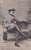 lustratie retro cu o femeie in pantaloni scurti si esarfa rosie (circulata 1904)