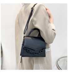 Geanta mica Neagra, de Umar din Piele Ecologica, accesorizata cu lant