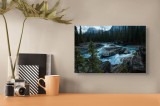 Tablou Canvas, "Cascada misterioasă din pădurea nordică", Cascadă, R&acirc;uri, Pădure, Munți, Căldură, Răcoare, St&acirc;nci, Verdeață, Liniște, Natură, 39 x 26